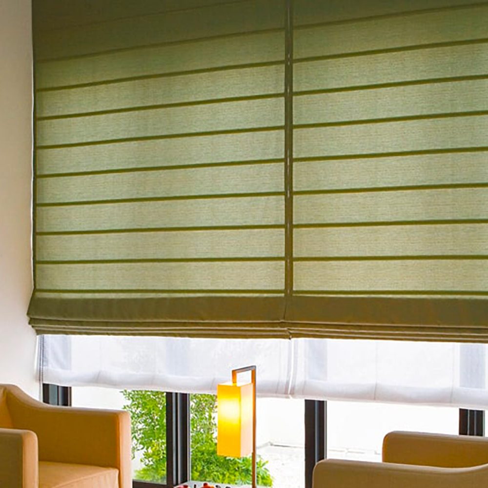 Salotto con tenda a pacchetto Roman Shade double verde