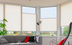 Salotto con tende a rullo moderne bianche modello Nano