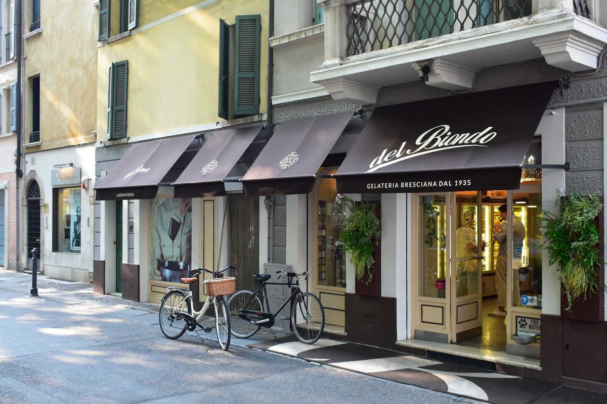 Tende da sole per una gelateria