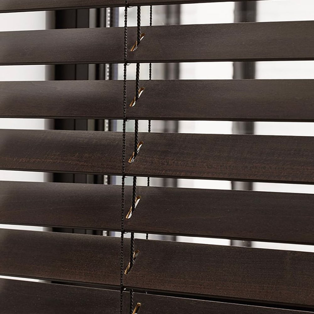 Particolare tenda veneziana in legno