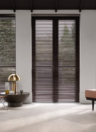 Salotto con tende veneziane in legno