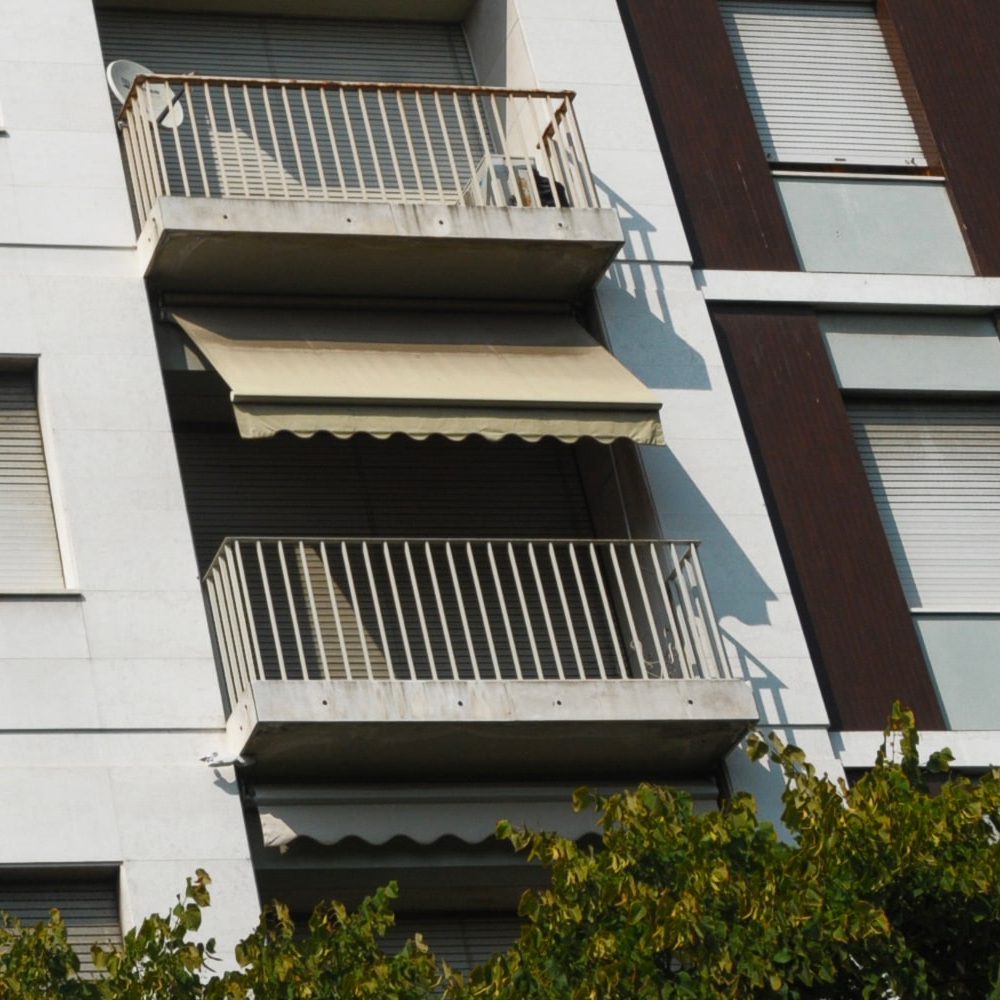 Balcone con tenda da sole a bracci estensibili