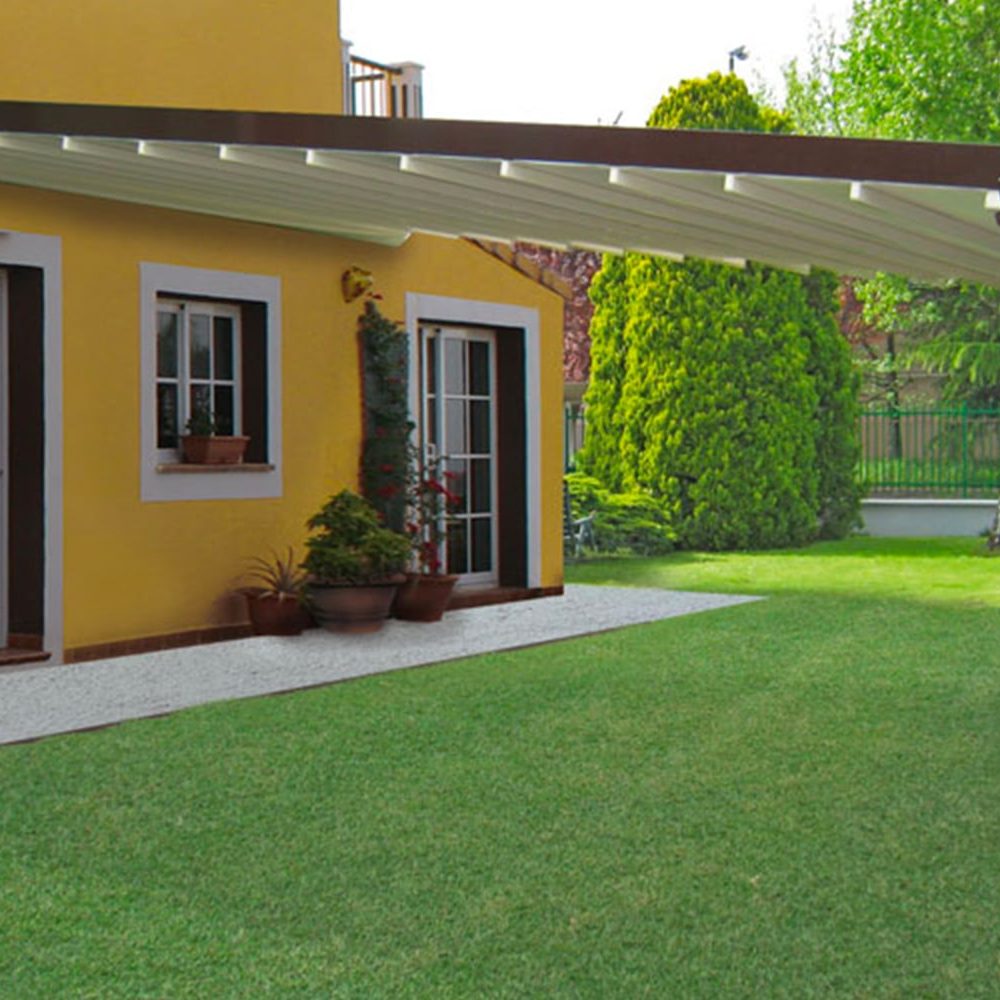 Casa gialla con tenda da sole a pergola