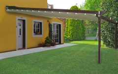 Casa gialla con tenda da sole a pergola