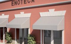 Enoteca con tende da sole bianche a capottina