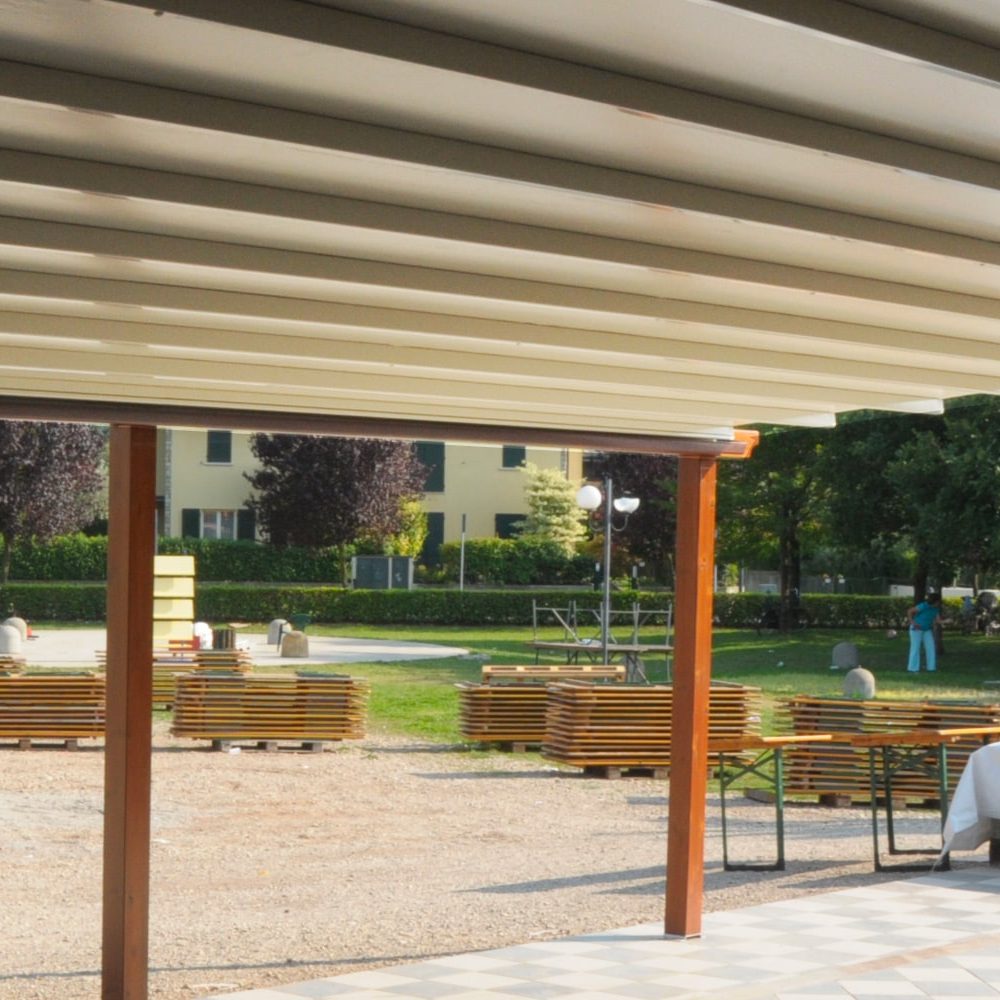 Tenda da sole a pergola bianca in PVC