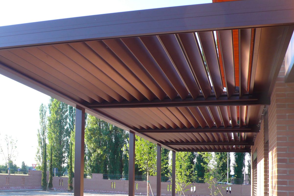 Tende da sole a pergola bioclimatica marrone