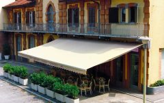 Tenda da-sole a bracci estensibili per bargelateria