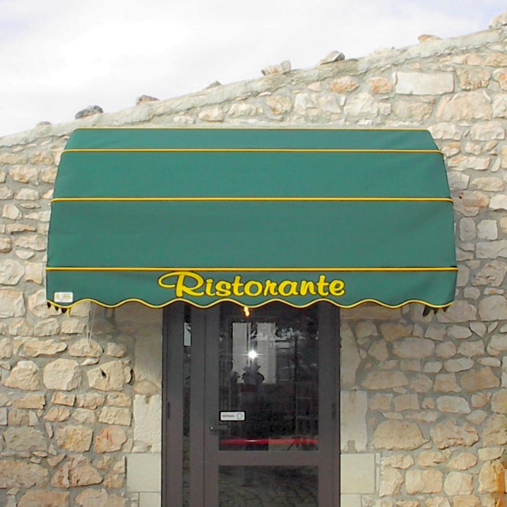 Ristorante con tenda da sole a capottina verde